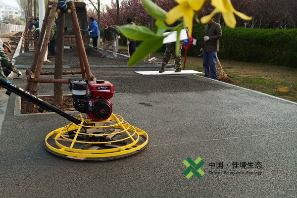 透水混凝土施工現(xiàn)場(chǎng)，工人施工場(chǎng)景