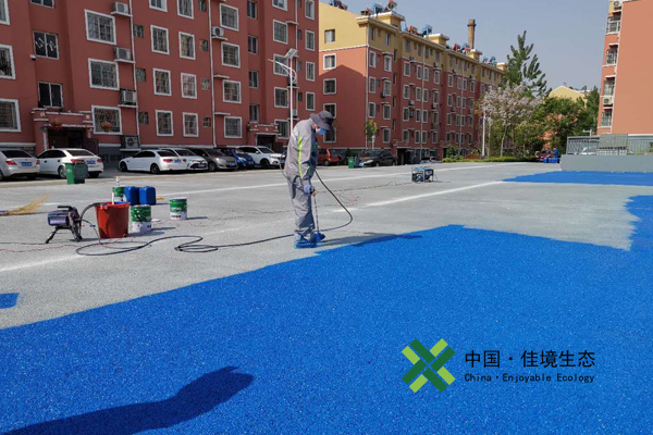 透水混凝土罩面漆 棗莊市八百里小區(qū)廣場(chǎng)透水混凝土罩面漆噴涂工作